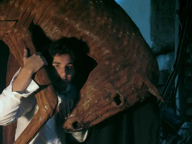 Joaquín Restrepo con su escultura en hierro Miserere, creada para la Fundación Corazón Verde y subastada por Christie’s Nueva York en 2007 en Bogotá.